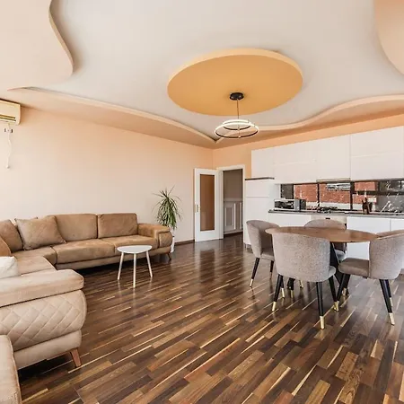 Spacious City-view Overlooking Apartment *