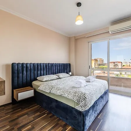 Spacious City-view Overlooking Apartment *